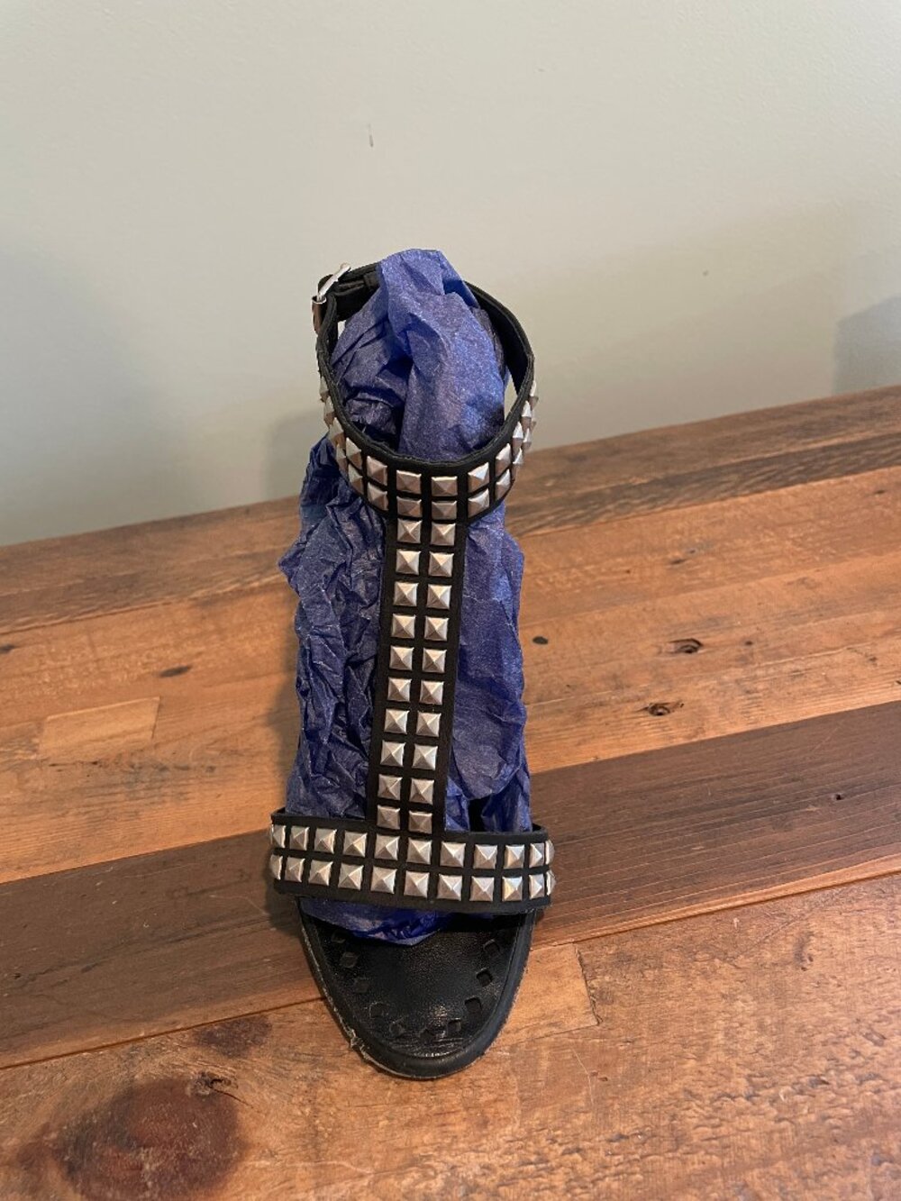Manolo Blahnik Black Leather Silver Pyramid Studded T-Strap Sandal Heels | EU 37
